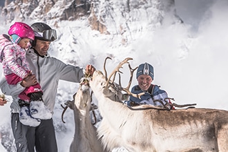 San Candido con bambini d'inverno, renne