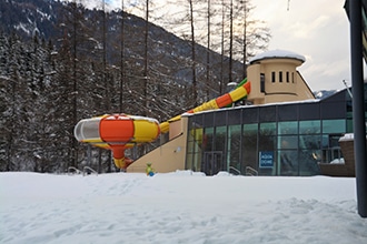 Aqua Dome con i bambini d'inverno, lo scivolo