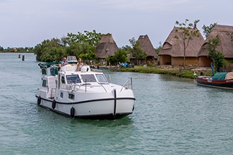 Houseboat in Italia con bambini, lungo i casoni dei pescatori