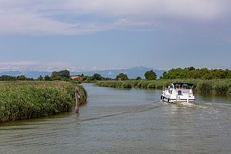 Houseboat in Italia con bambini, la natura delle lagune e dei canali