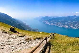 Lago di Garda e montagne