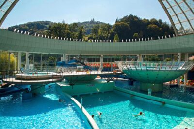 Thermana Lasko con i bambini, cupola aperta in estate