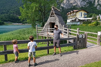 Lago di Ledro con i bambini in estate, Museo delle Palafitte