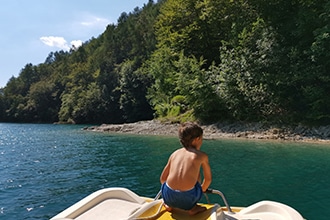 Lago di Ledro con i bambini in estate, giro in pedalò