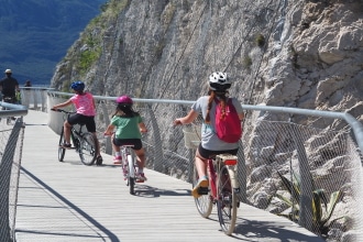 Ciclopedonale sospesa con bambini