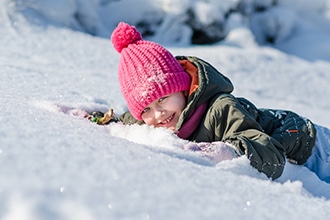 Ponte dell'Immacolata con i bambini sulla neve