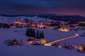 Vista notturna di Asiago innevata