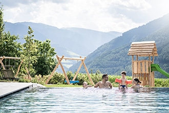 Das Mühlwald - Quality Time Family Resort per bambini a Naz Sciaves in Alto Adige, piscina scoperta