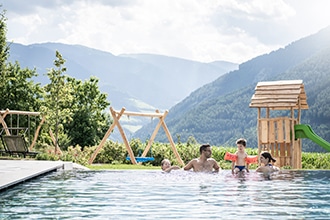 Das Mühlwald - Quality Time Family Resort per bambini a Naz Sciaves in Alto Adige, piscina scoperta