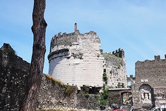 Appia Antica in bici con i bambini, Mausoleo di Cecilia Metella