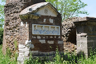 Appia Antica in bici con i bambini, i resti dell'antica Roma