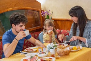 Hotel Miravalle per bambini a San Lorenzo Dorsino, colazione