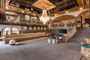 Schneeberg Family Resort & Spa per bambini in Alto Adige, interni in legno