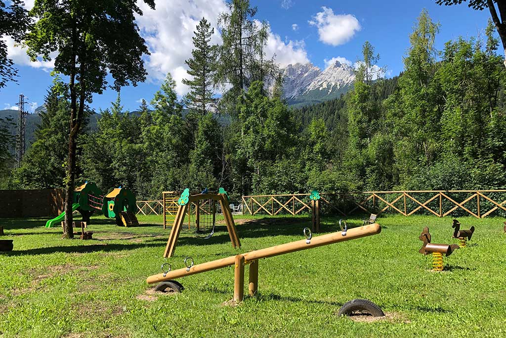 Hotel Marcora Palace a San Vito di Cadore, giochi in giardino