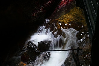 Trentino, Val di Non, visita con i bambini al Canyon Rio Sass, acque impetuose