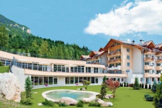 Rio Stava Family Resort & Spa per famiglie in Val di Fiemme, laghetto balenabile e giardino