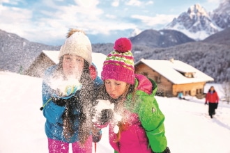 Maso gallo rosso in inverno con bambini