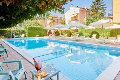 Residence Holidays per bambini a Pietra Ligure, piscina