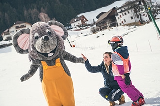 Inverno al Cavallino Bianco di Ortisei, sciare con la mascotte