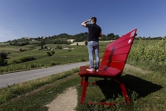 Passeggiate nelle Langhe, la panchina della serenità a La Morra