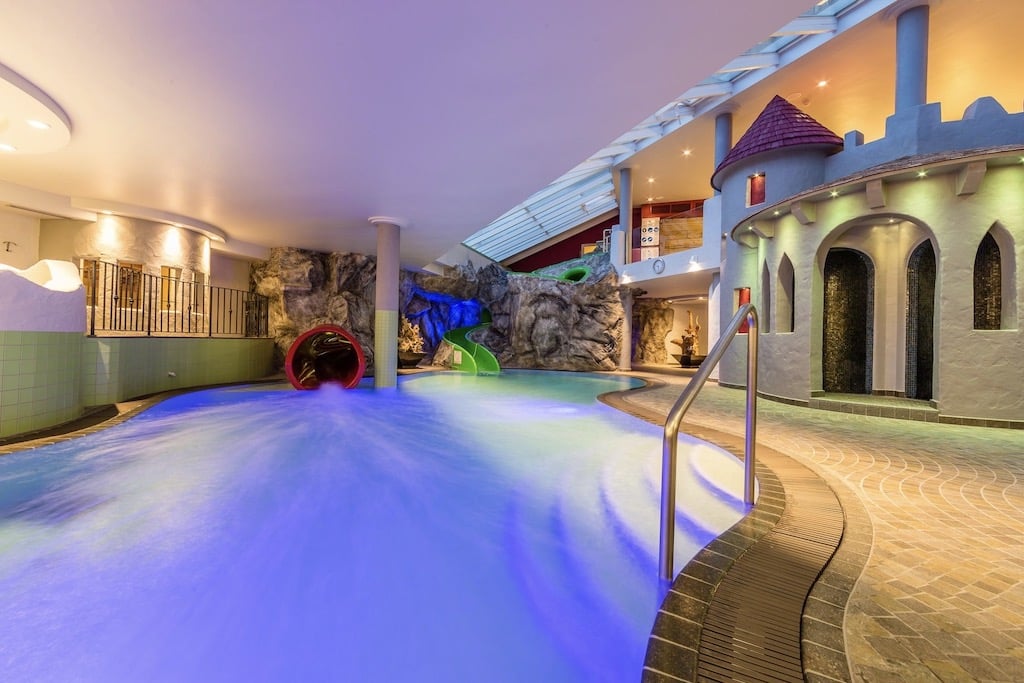 Schneeberg Family Spa Resort in Alto Adige per famiglie, Piscina bimbi con scivoli e castello