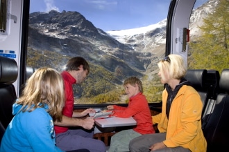 trenino rosso del Bernina con bambini