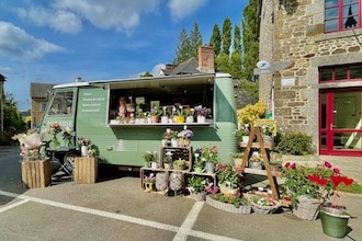 Mercato nella piccola piazza di La Chapelle-Chaussée