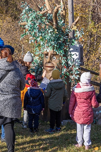 Grotta di Babbo Natale sul Lago Maggiore, alberi parlanti