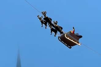 Amburgo, mercatino di Natale Roncalli in Piazza del Municipio, la slitta volante di Babbo Natale