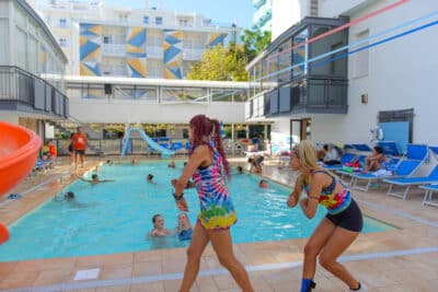 Hotel Christian a Rimini, piscina esterna con scivoli e animatori