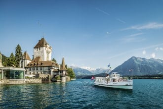 Navigazione sul lago trenino verde delle Alpi