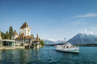 Navigazione sul lago trenino verde delle Alpi