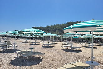 Ombrelloni in spiaggia al Pineto Beach Village