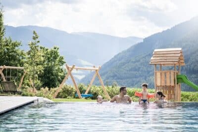 Das Mühlwald Hotel a Naz-Sciaves in Alto Adige per bambini, piscina esterna, ph Alex Filz
