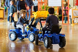 Bambini su mini trattori a FICO Bologna