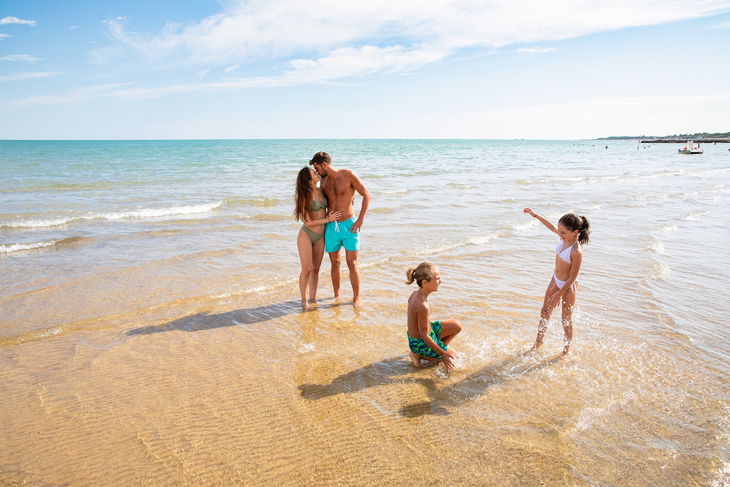 Famiglia in spiaggia a Lignano.