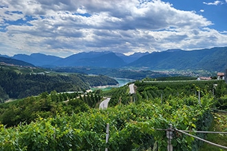 Sentiero Al Meleto in Val di Non, vista Lago di Santa Giustina