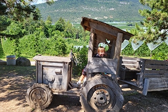 Sentiero Al Meleto in Val di Non, trattore