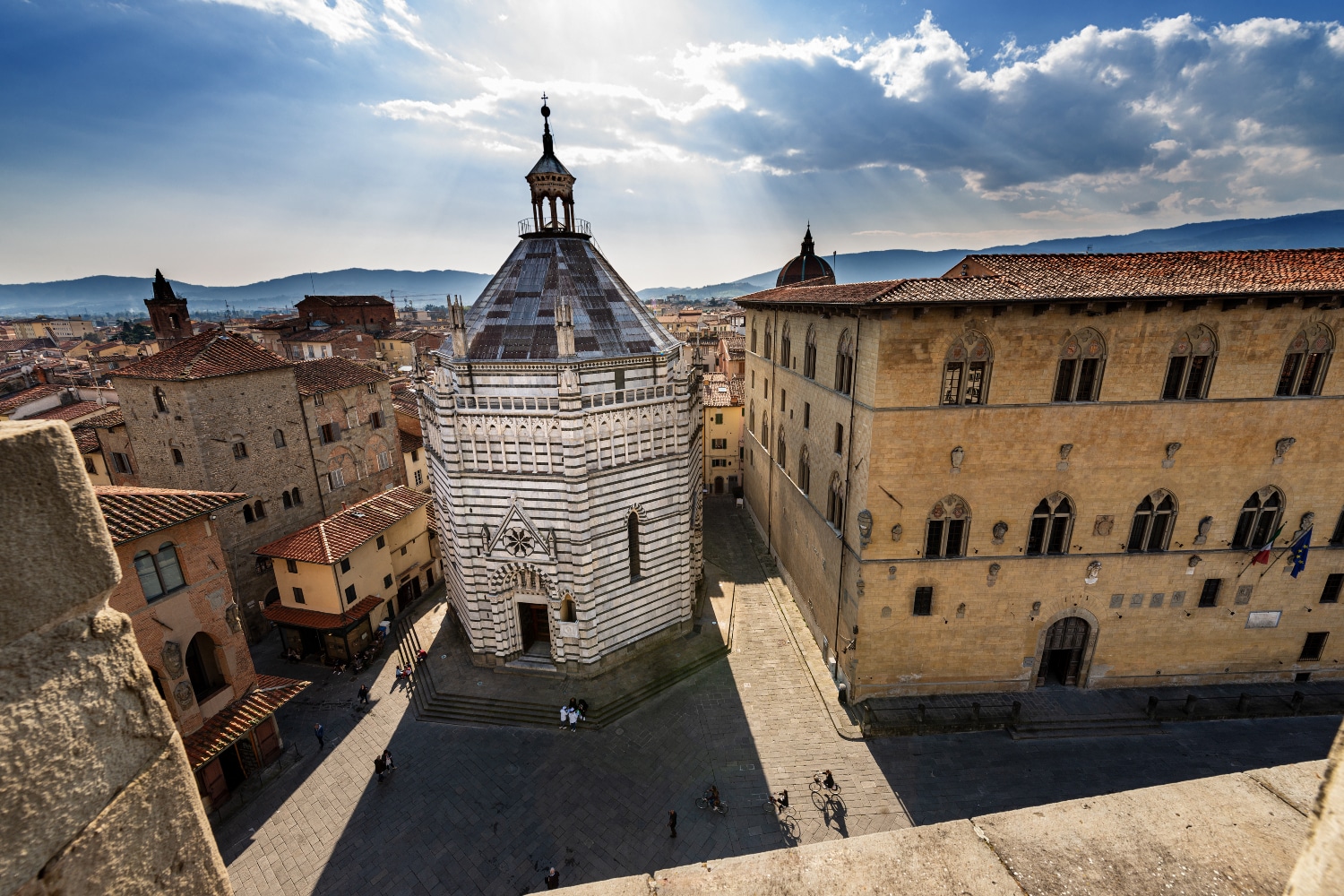 Pistoia vista dall'alto, Battistero di San Giovanni e piazza