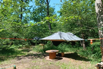 Tenda sospesa tra gli alberi al Nido nel Parco, Vigevano.