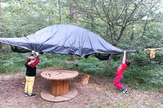 bambini che giocano con una tenda sospesa al Nido nel Parco, Parco del Ticino, Vigevano