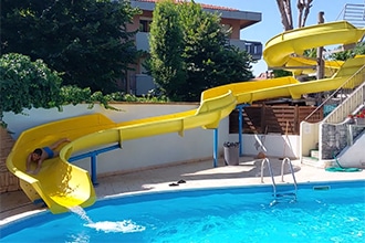 Family Hotel Fabrizio a Rimini, scivolo giallo