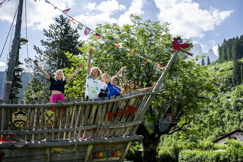 Family Hotel Posta in Alto Adige Val Gardena, giardino esterno con giochi