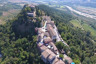 Le Città del Miele Poggio-Torriana, il borgo Montebello_crediti_Apicoltura_crediti_MOCOCÓ Montefusco Colla Comunicazione