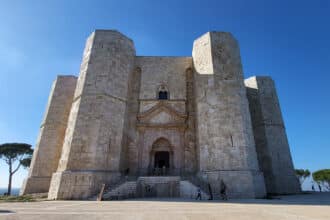 Ingresso di Castel del Monte in Puglia con i bambini