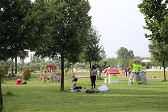 Il giardino con i giochi al Valle di Assisi Resort