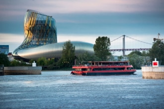 La cité du vin vista dalla Garonna