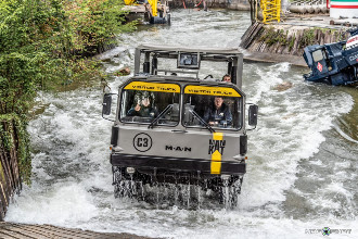 L'attrazione Magma 2.1 a Movieland, con camion guidati da stuntman, sul lago di Garda