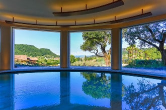 Piscina del centro benessere al Poiano Resort, lago di Garda