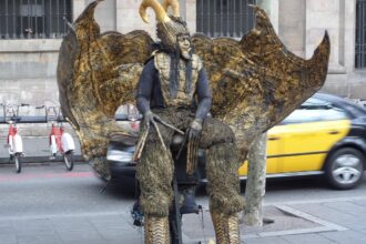 Barcellona con i bambini: artisti di strada sulla Rambla